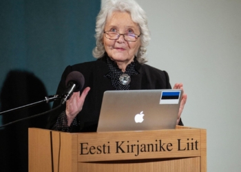 Kirjanik Elin Toonale anti Tallinnas üle Visnapuu kultuuriauhind