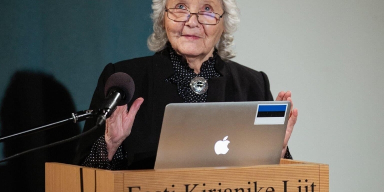 Kirjanik Elin Toonale anti Tallinnas üle Visnapuu kultuuriauhind