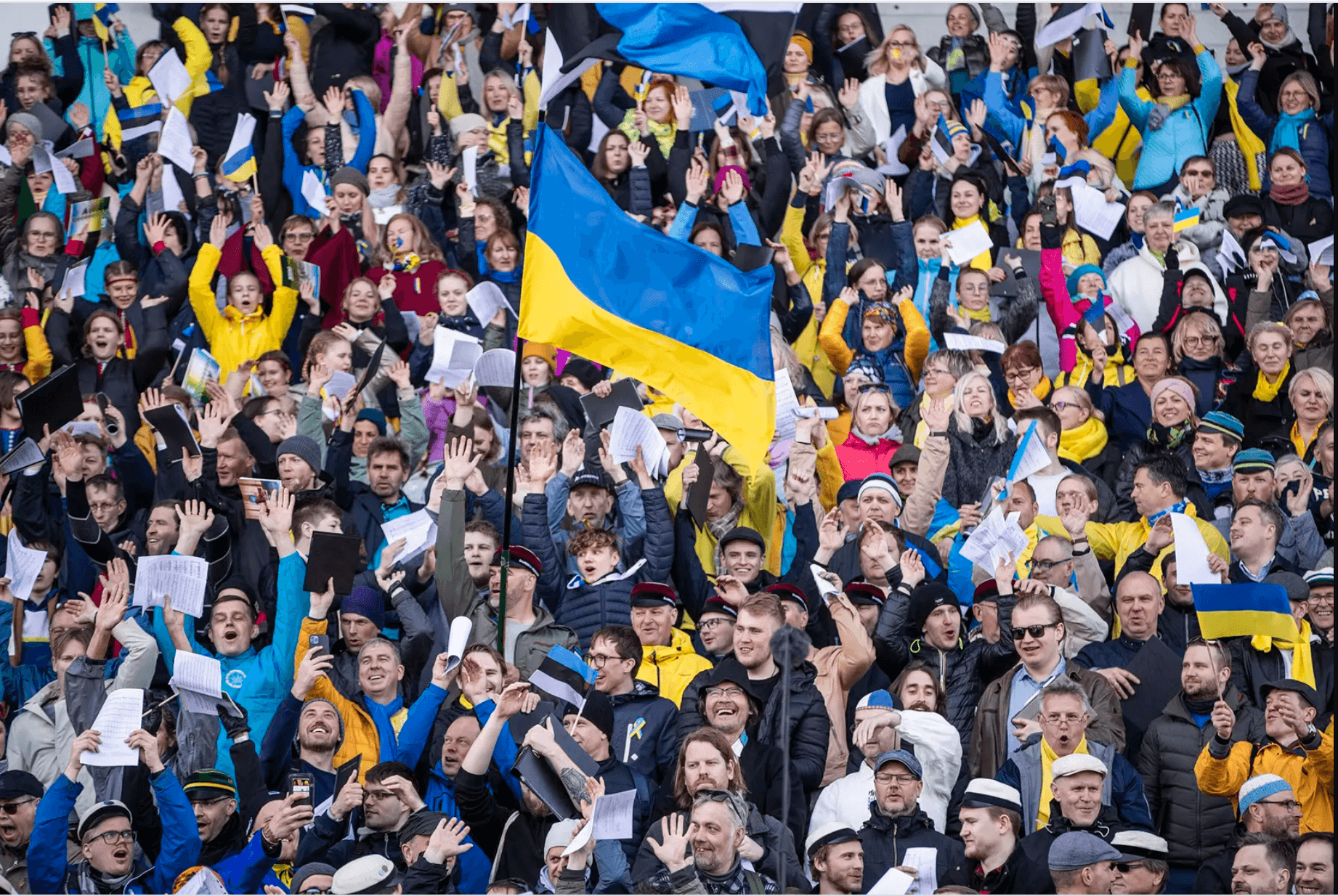 Tuhanded lauljad kogunesid Tallinna lauluväljakule Ukraina toetuseks laulma