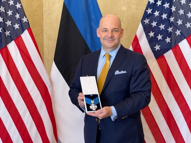 President tunnustas aumärgiga Christopher Todd Robinsoni