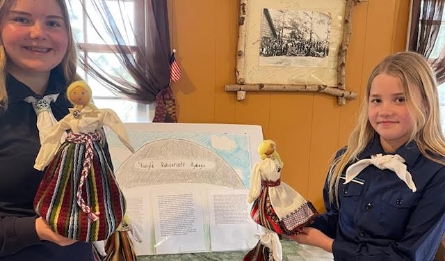 Laulupeo Barbie? “Kungla” Gaidid Cherish Rahvariide Dolls