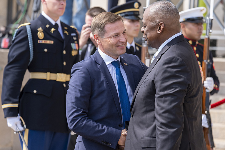 Kaitseminister Pevkur soovib USA jalajälge Eestis suurendada