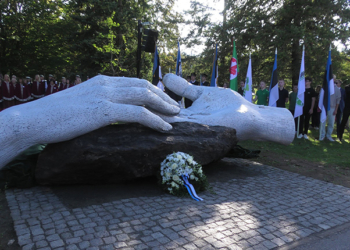 Monument to the 1944 Great Flight Opened in Pärnu