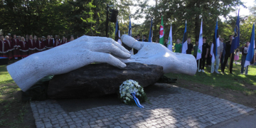 Monument to the 1944 Great Flight Opened in Pärnu