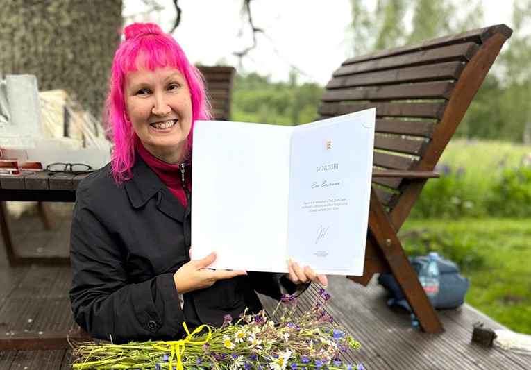 Eesti laste suvekodu juht Eva Ensmann pälvis Eesti Vabariigi haridus- ja teadusministri tänukirja